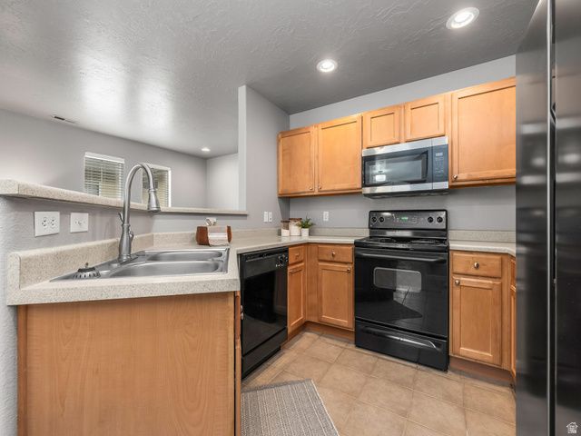 6755 S VALANCE LANE LN, West Jordan, UT 84084