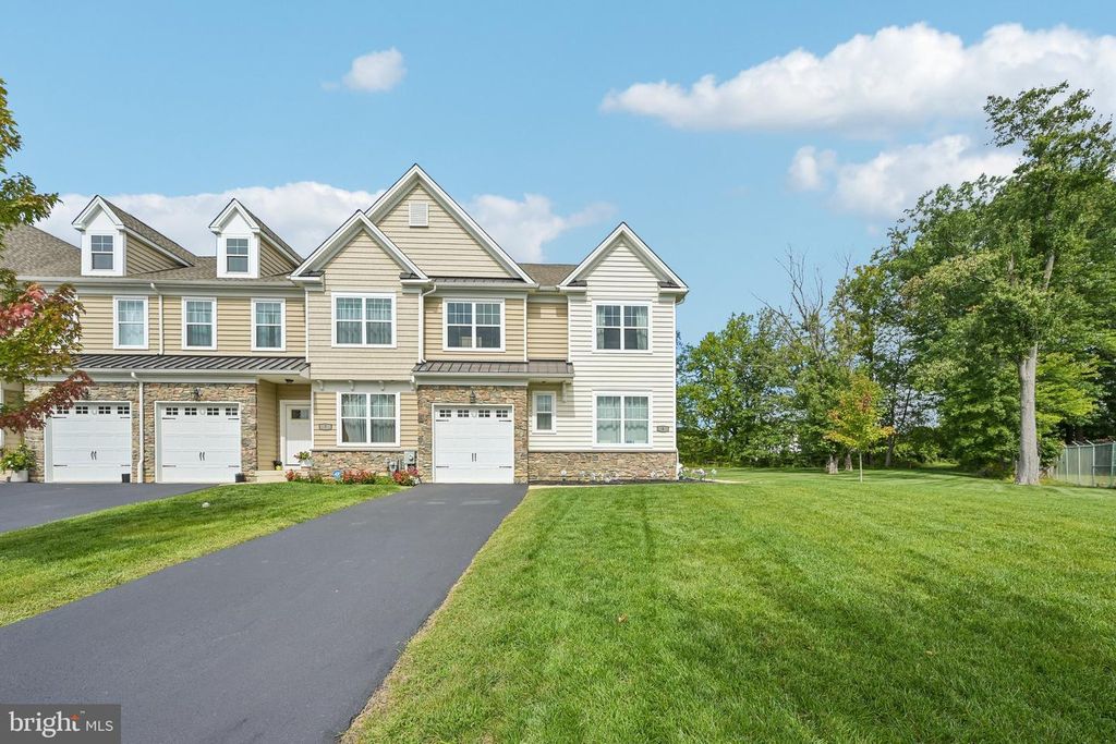8 ELLA CIR, Huntingdon Valley, PA 19006 — exterior