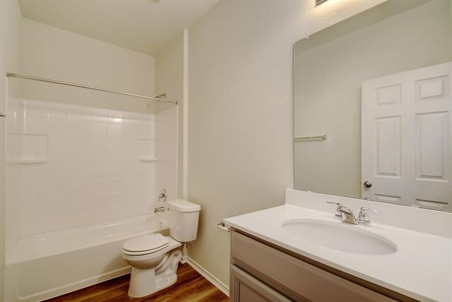 320 Thornless CIR, Buda, TX 78610