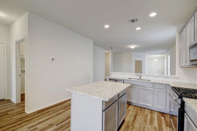 320 Thornless CIR, Buda, TX 78610