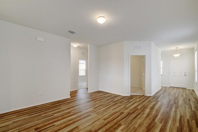 320 Thornless CIR, Buda, TX 78610