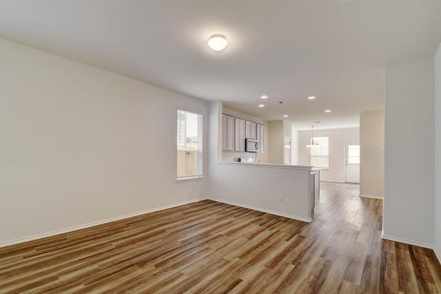 320 Thornless CIR, Buda, TX 78610