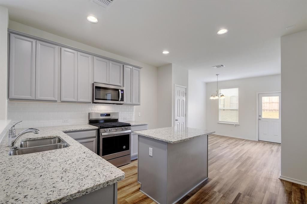 320 Thornless CIR, Buda, TX 78610