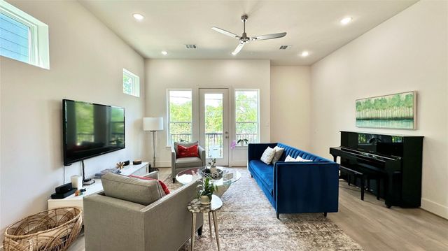 1216 W 21st Street, Houston, TX 77008