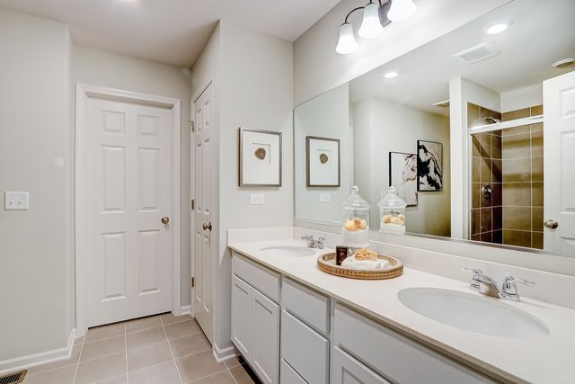 450 Bower Lane, Oswego, IL 60543