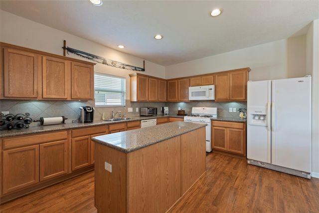 686 Fountain View Lane, League City, TX 77573