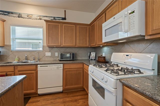 686 Fountain View Lane, League City, TX 77573