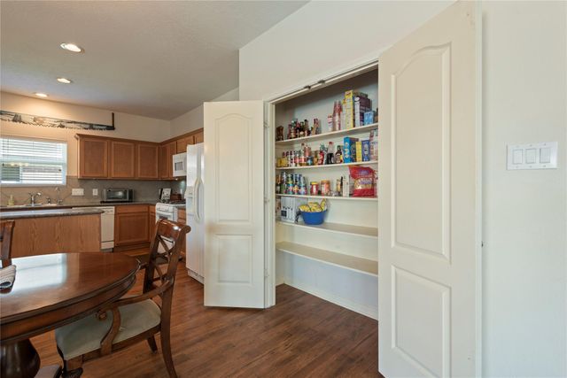 686 Fountain View Lane, League City, TX 77573