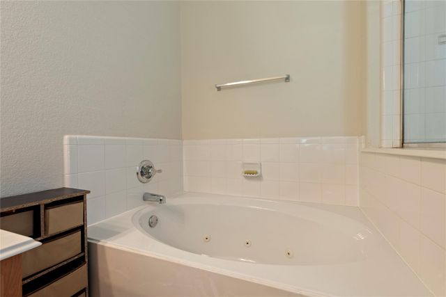 686 Fountain View Lane, League City, TX 77573