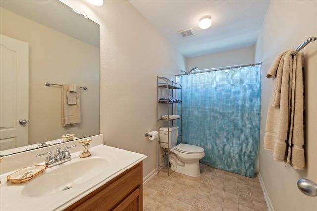 686 Fountain View Lane, League City, TX 77573