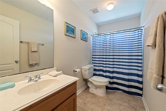 686 Fountain View Lane, League City, TX 77573