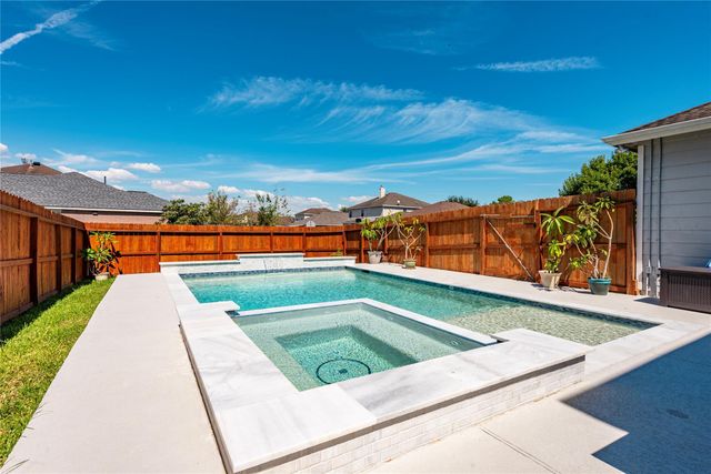 686 Fountain View Lane, League City, TX 77573