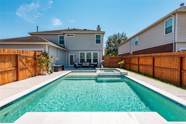 686 Fountain View Lane, League City, TX 77573