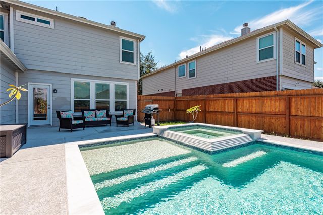686 Fountain View Lane, League City, TX 77573