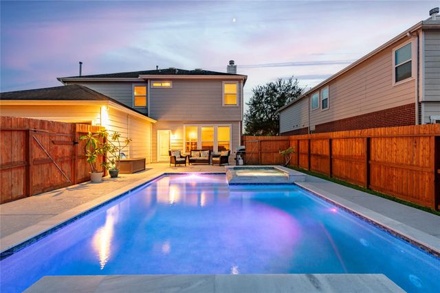 686 Fountain View Lane, League City, TX 77573
