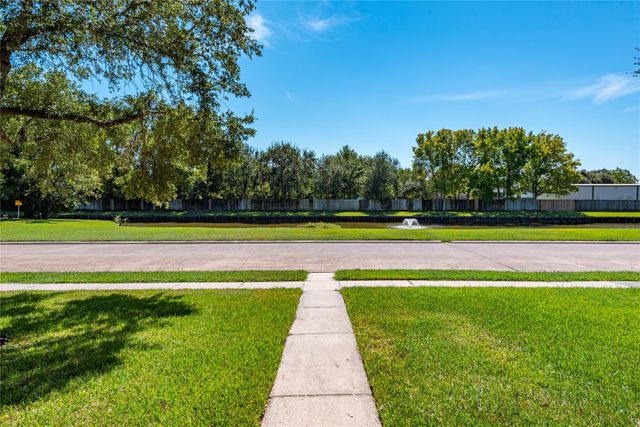 686 Fountain View Lane, League City, TX 77573