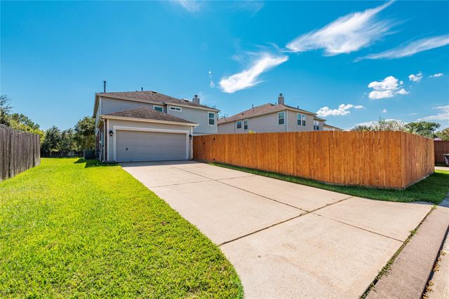 686 Fountain View Lane, League City, TX 77573