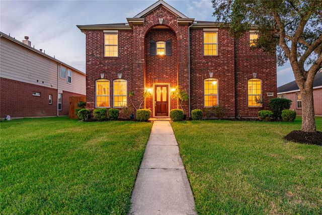 686 Fountain View Lane, League City, TX 77573