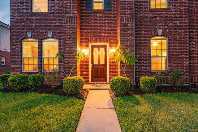 686 Fountain View Lane, League City, TX 77573