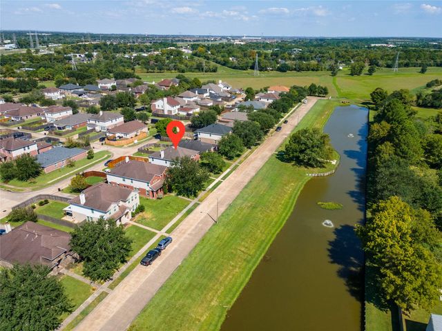 686 Fountain View Lane, League City, TX 77573