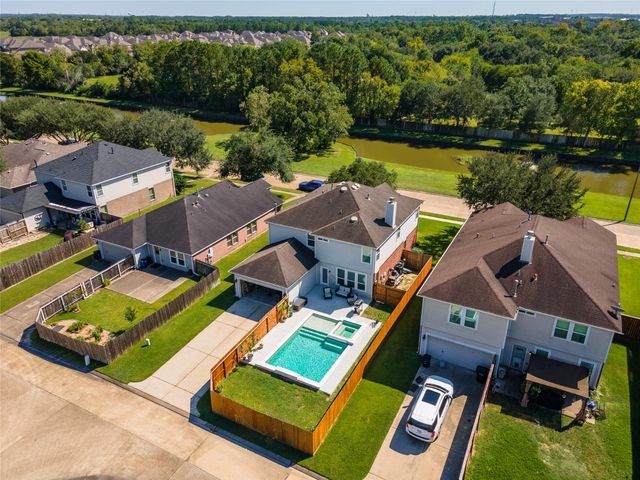 686 Fountain View Lane, League City, TX 77573