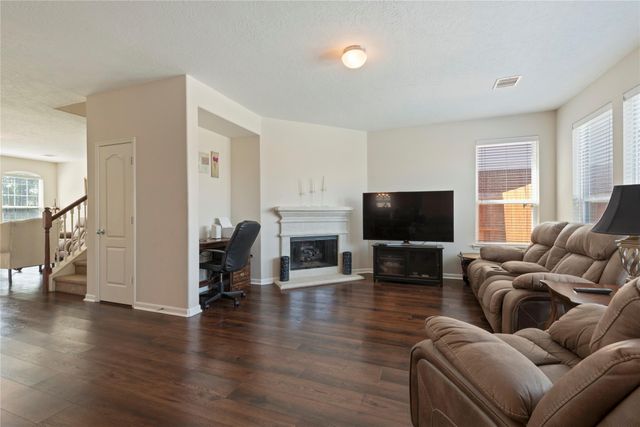 686 Fountain View Lane, League City, TX 77573