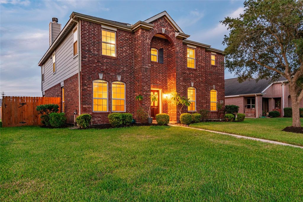 686 Fountain View Lane, League City, TX 77573