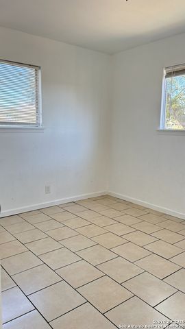 502 W Aviation Blvd, Universal City, TX 78148