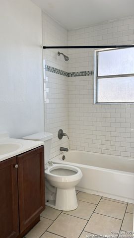 502 W Aviation Blvd, Universal City, TX 78148