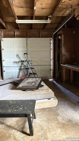 502 W Aviation Blvd, Universal City, TX 78148