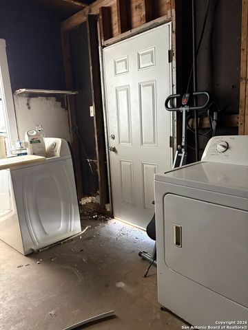 502 W Aviation Blvd, Universal City, TX 78148