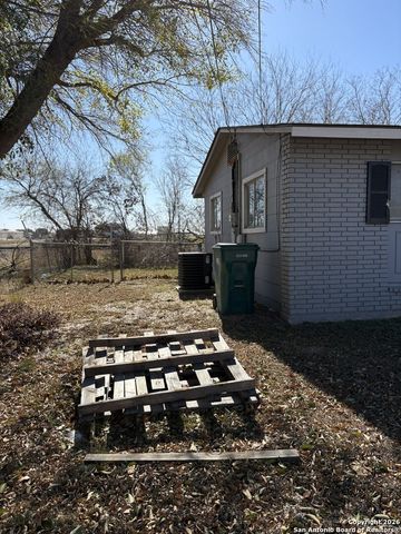 502 W Aviation Blvd, Universal City, TX 78148