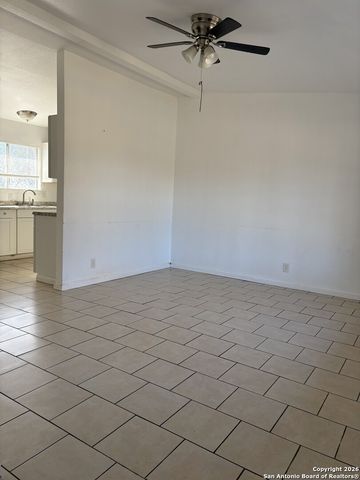 502 W Aviation Blvd, Universal City, TX 78148