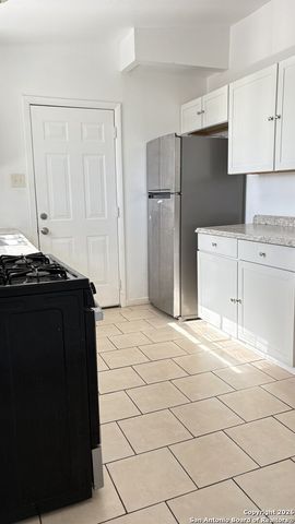 502 W Aviation Blvd, Universal City, TX 78148