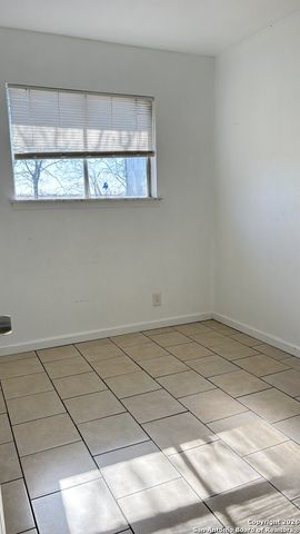 502 W Aviation Blvd, Universal City, TX 78148