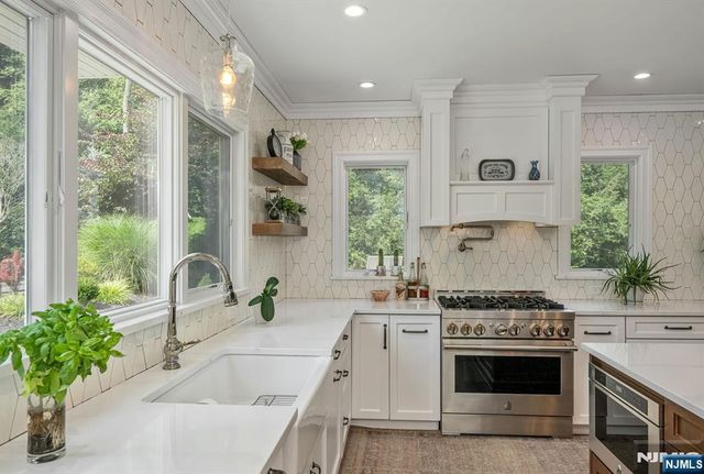 206 Long Hill Road, Oakland, NJ 07436