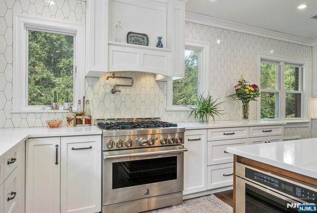 206 Long Hill Road, Oakland, NJ 07436