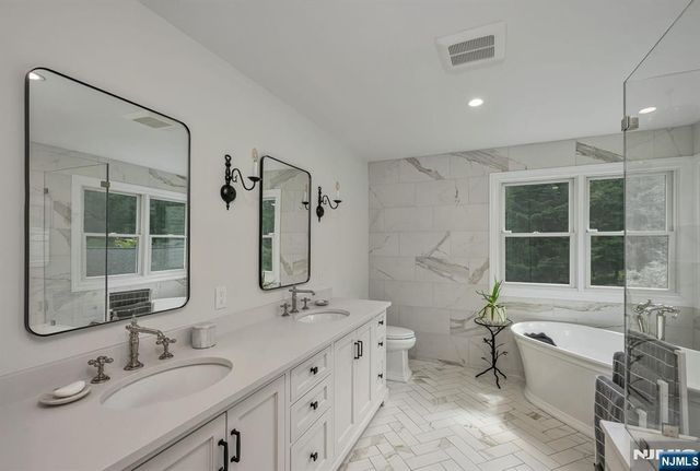 206 Long Hill Road, Oakland, NJ 07436