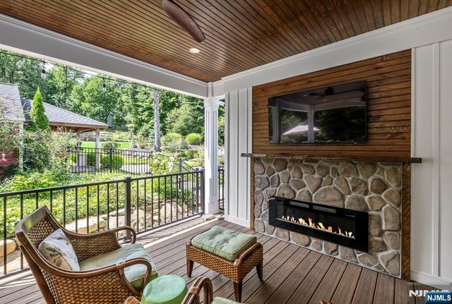 206 Long Hill Road, Oakland, NJ 07436