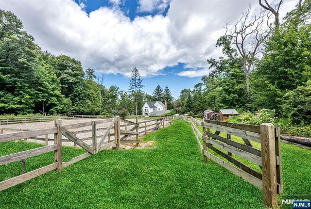 206 Long Hill Road, Oakland, NJ 07436