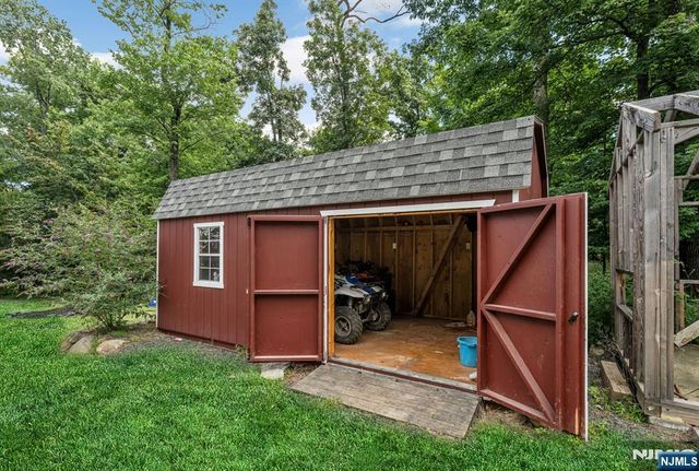 206 Long Hill Road, Oakland, NJ 07436