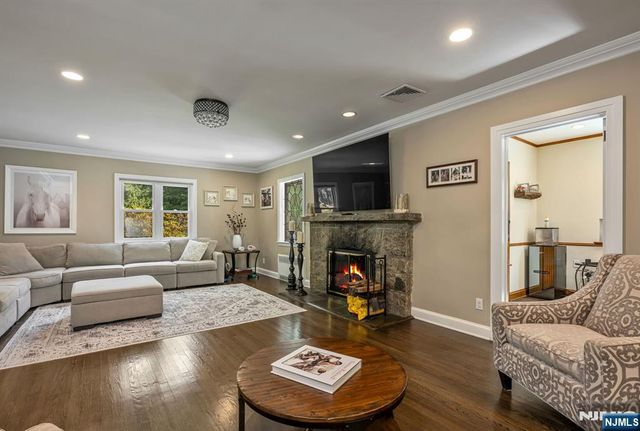 206 Long Hill Road, Oakland, NJ 07436