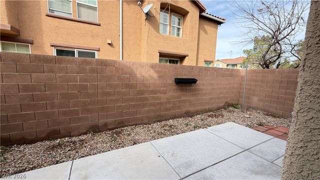 25 Red Oak Canyon Street 2, Henderson, NV 89012
