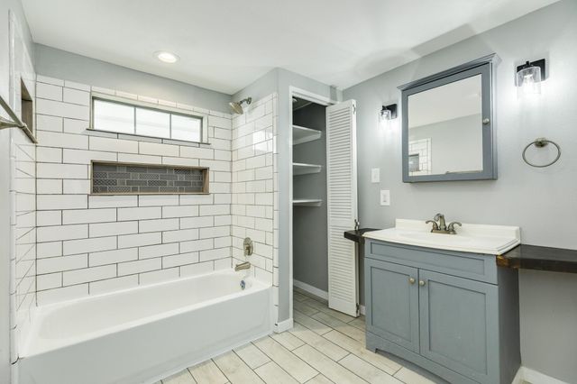 640 Whitten Street, Clute, TX 77531