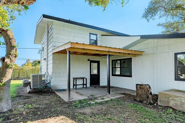 640 Whitten Street, Clute, TX 77531