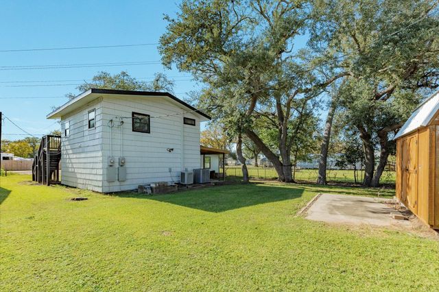 640 Whitten Street, Clute, TX 77531