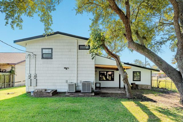 640 Whitten Street, Clute, TX 77531