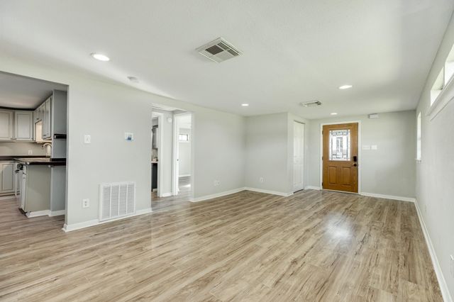 640 Whitten Street, Clute, TX 77531