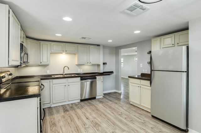 640 Whitten Street, Clute, TX 77531