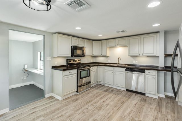 640 Whitten Street, Clute, TX 77531